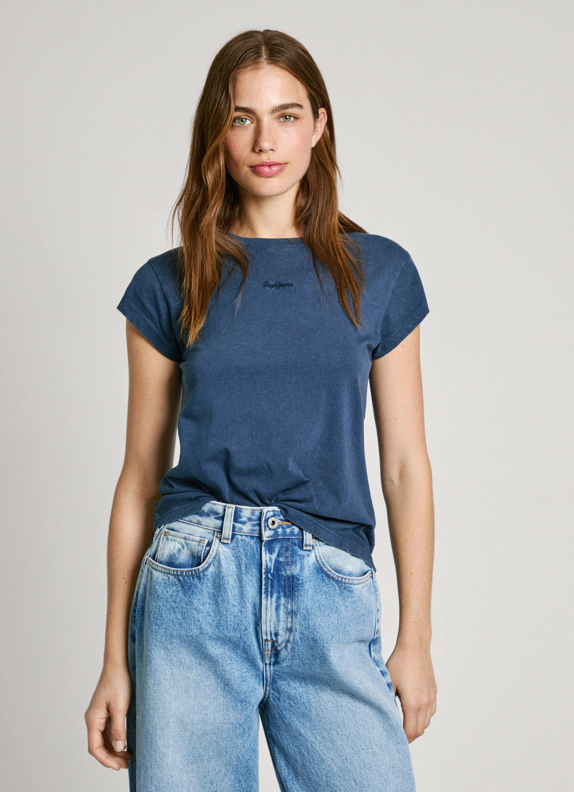 camiseta logo bordado