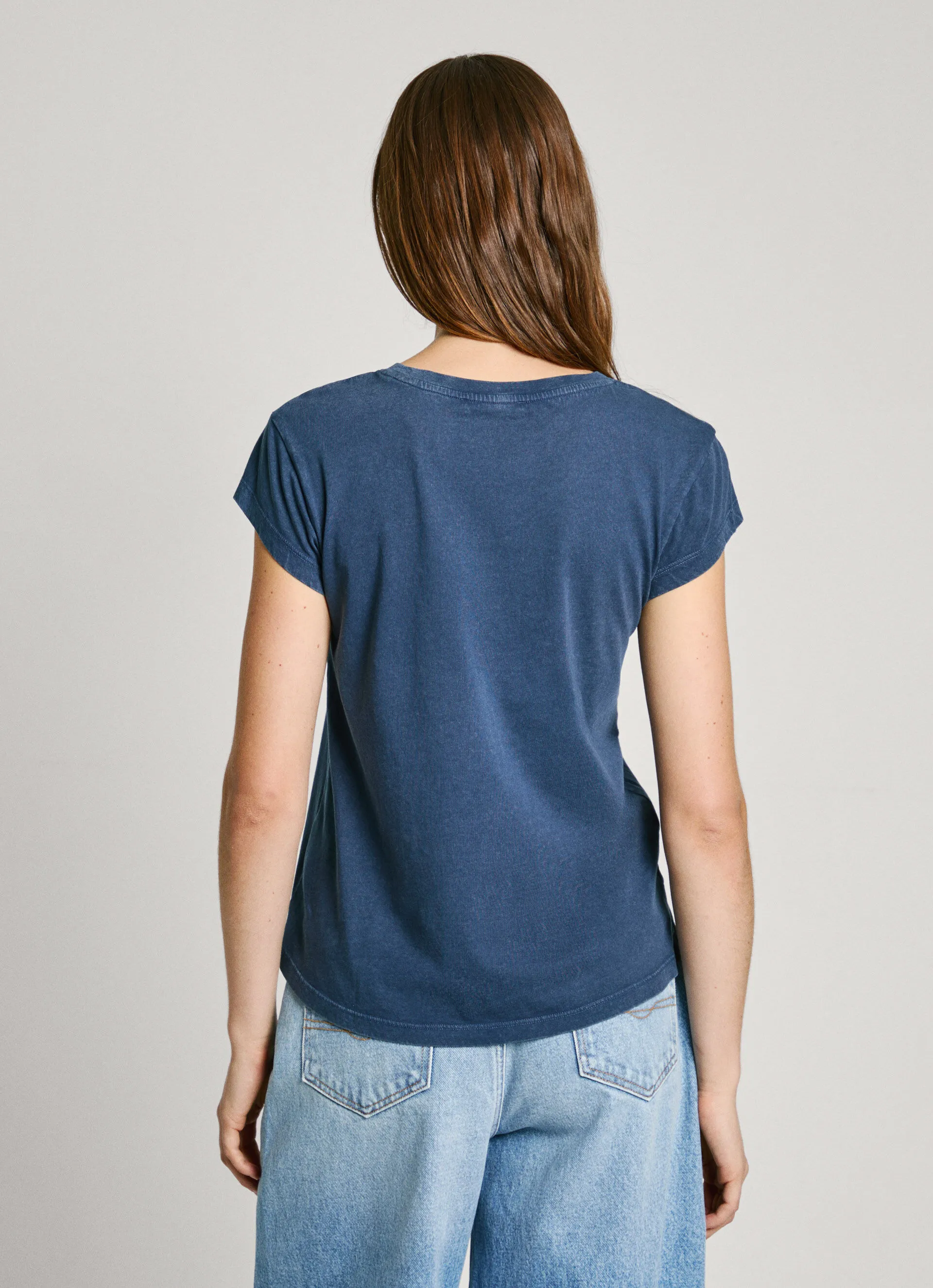 camiseta logo bordado