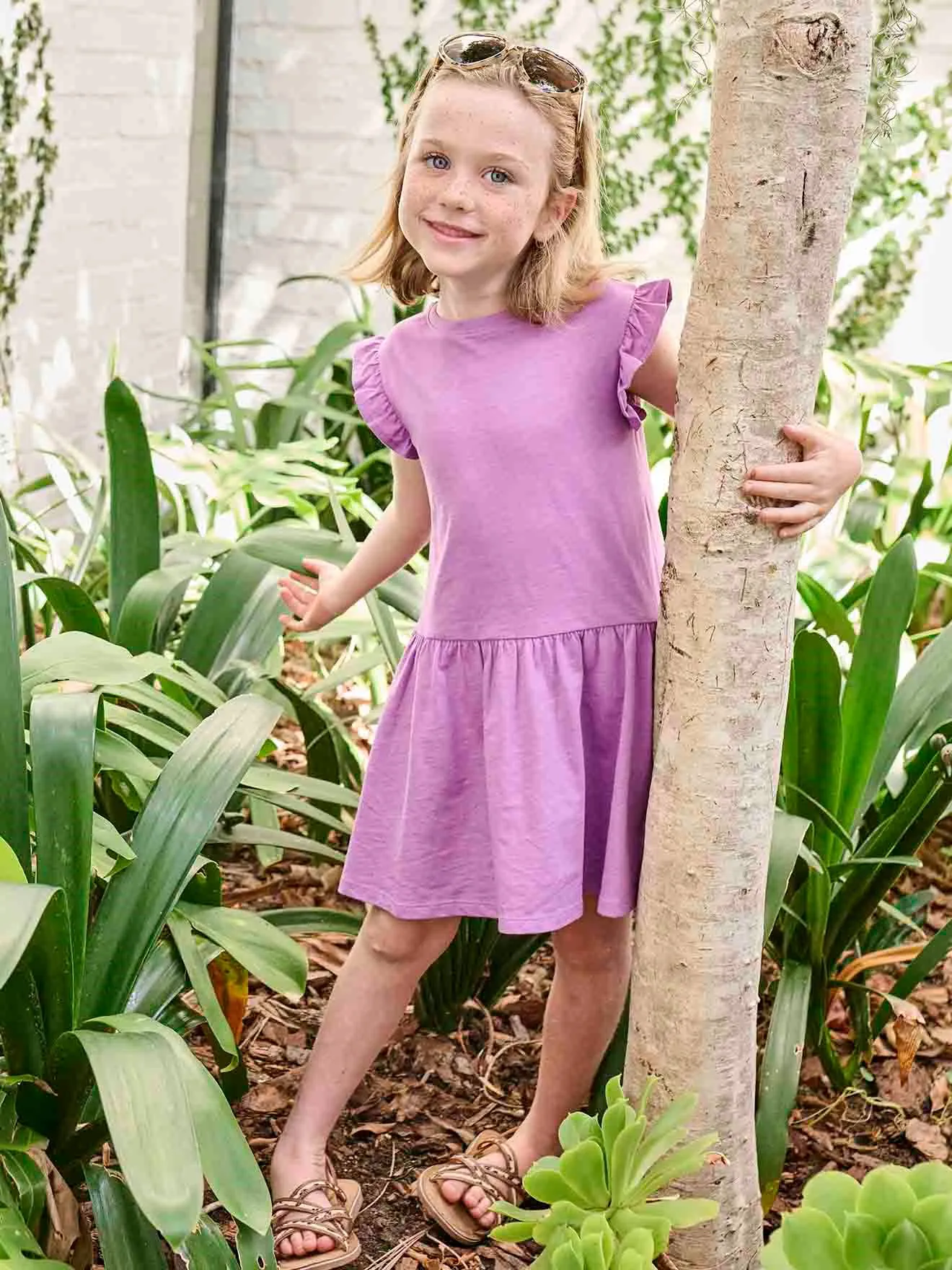 Vestido con volantes en las mangas para niña